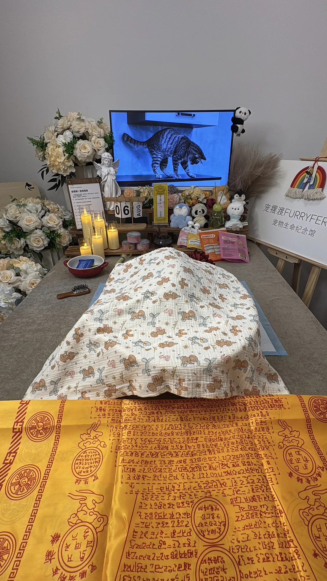 开封宠物告别仪式中的鲜花与纪念照片